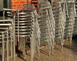 24005193-sillas-de-aluminio-y-mesas-en-la-terraza-del-bar
