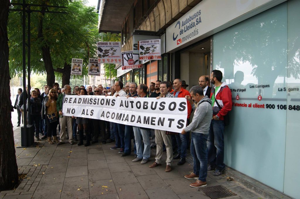 Concentració davant Autobusos de Lleida per exigir la readmissió de 2 treballadors