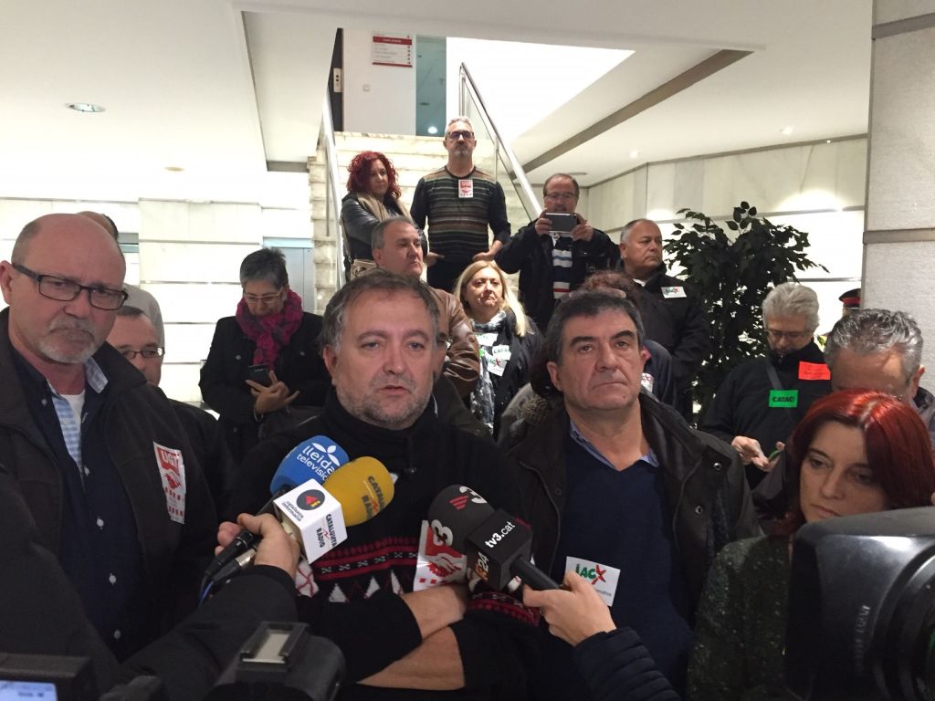 Empleats públics es tanquen a la delegació del Govern de Lleida per exigir que se'ls retorni 'allò que els pertany'