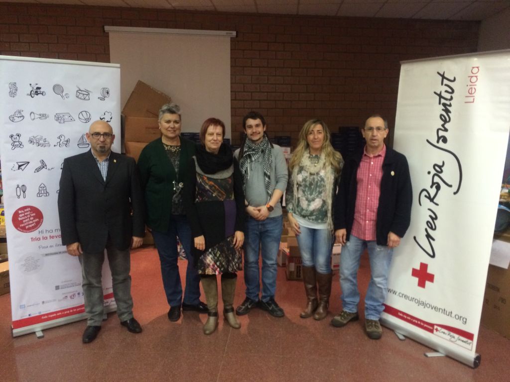 La UGT-Terres de Lleida entrega 1.000 euros per a la campanya 'Cap Nen sense Joguina', de Creu Roja