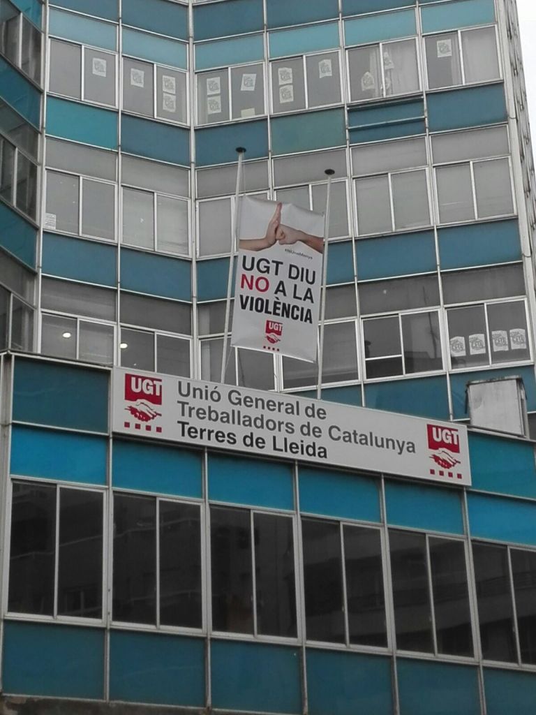 Pancarta a l'edifici dels sindicats