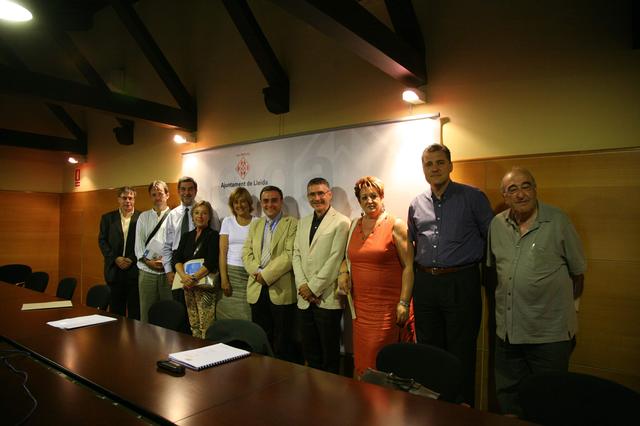 Fotografia de família del dia que es va signar l'acord de col·laboració per al desenvolupament del projecte Gesmopoli al Polígon Industrial del Segre. (autor: Paeria Lleida / data: 12/7/2006)