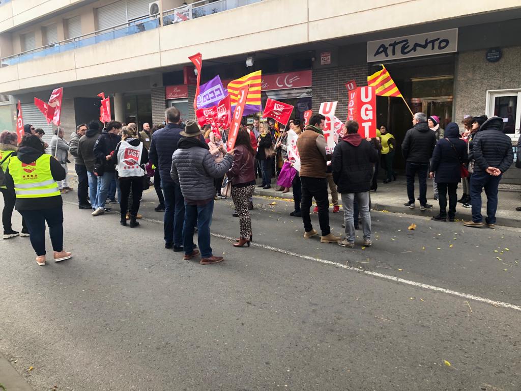Concentració a Lleida per reclamar la readmissió de la presidenta del comitè d'empresa acomiadada d'Atento