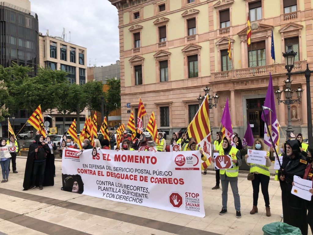 Concentració unitària a Lleida del personal de Correus per denunciar el desballestament de l'empresa pública més gran del país