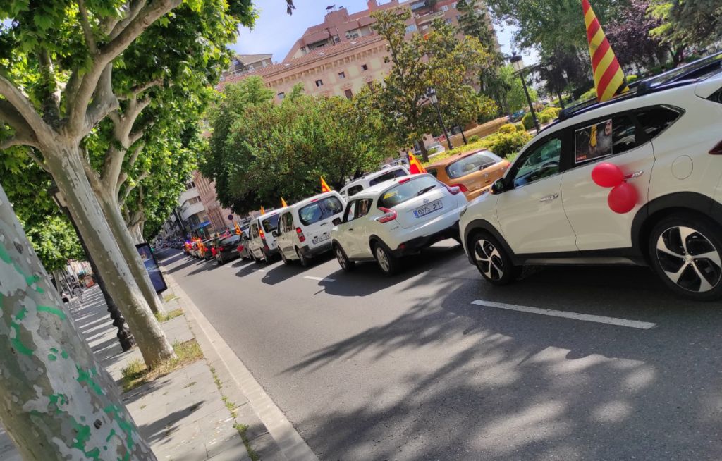 Els carrers de Lleida es col·lapsen per la marxa lenta 'postal' convocada per UGT i CCOO per denunciar el desballestament de Correus