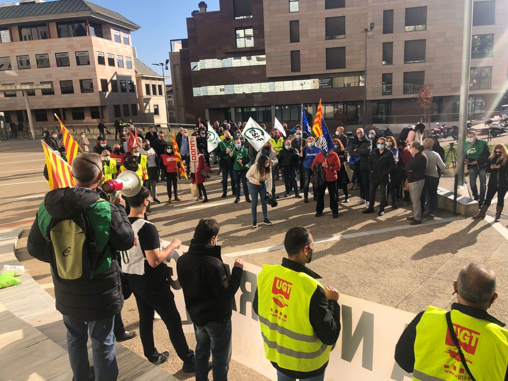 Representants sindicals del Centre Penitenciari de Ponent es tanquen al Departament de Justícia de Lleida per exigir respostes immediates a la situació de la presó