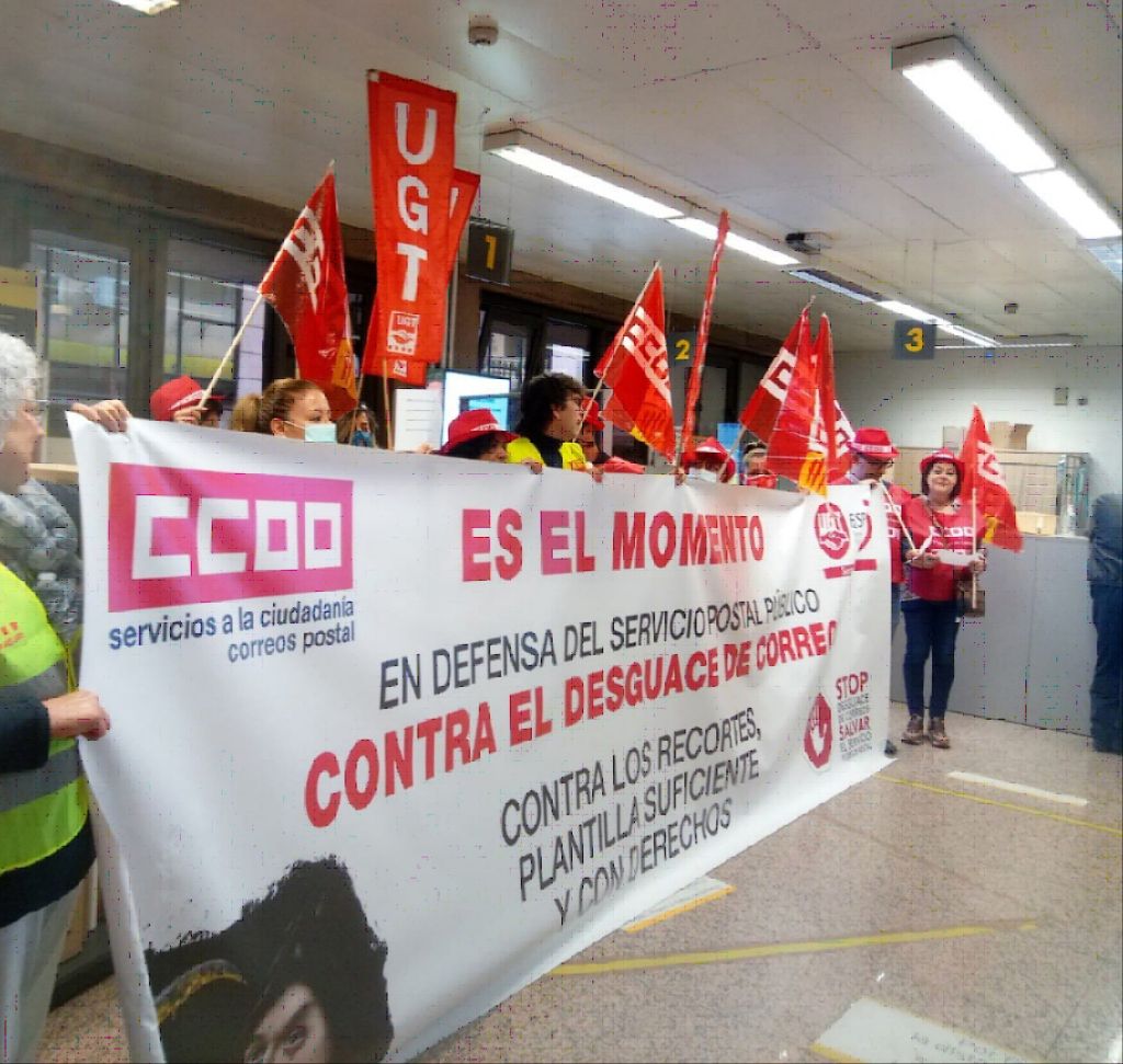 Representants d’UGT i CCOO es tanquen a l'oficina principal de Correus a Lleida contra el desmantellament, l'enfonsament i la precarització de l'empresa