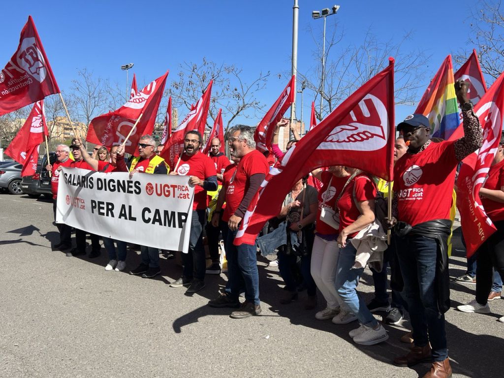 Acció de protesta de la UGT-FICA davant la Unió de Pagesos a Lleida per exigir equiparar les taules salarials del camp a l'SMI