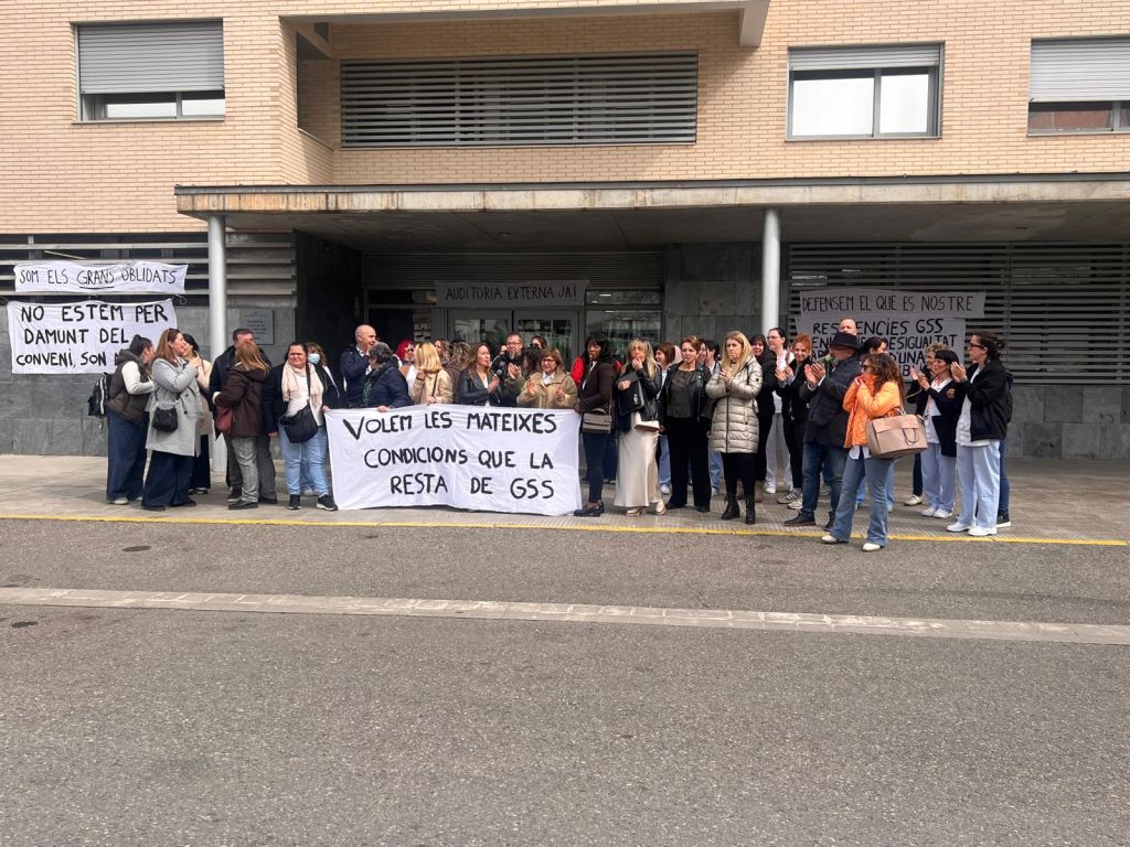 Treballadores de les residències Balàfia I i II es concentren a Lleida per reclamar que se’ls apliqui el conveni laboral que els correspon