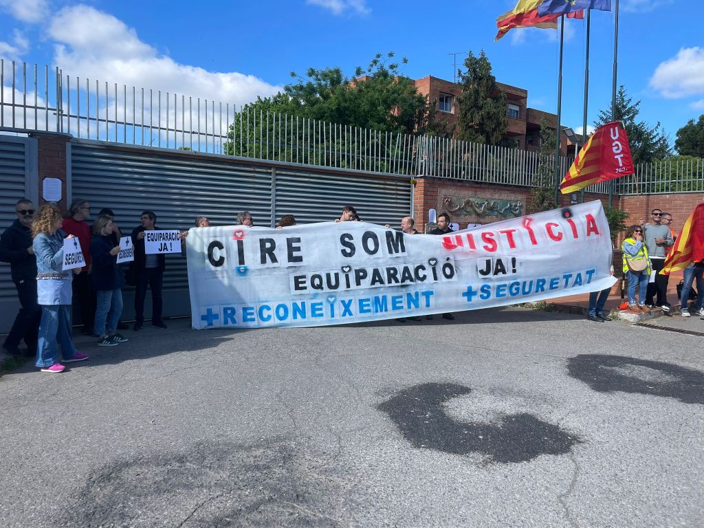 Protesta a les portes del Centre Penitenciari de Ponent per denunciar la “discriminació laboral” que pateix el personal del CIRE