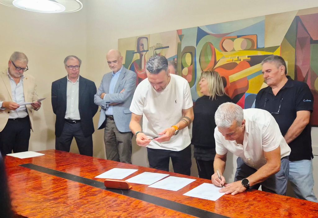 Representants de la UGT, de l'empresa i de l'Ajuntament durant la signatura del nou conveni d'Autobusos de Lleida. / UGT Lleida