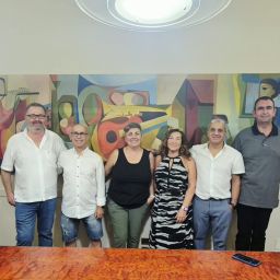Representants de la UGT, de l'empresa i de l'Ajuntament durant la signatura del nou conveni d'Autobusos de Lleida. / UGT Lleida