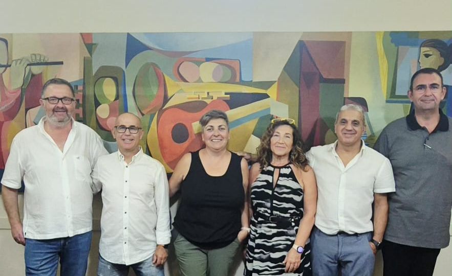 Representants de la UGT, de l'empresa i de l'Ajuntament durant la signatura del nou conveni d'Autobusos de Lleida. / UGT Lleida