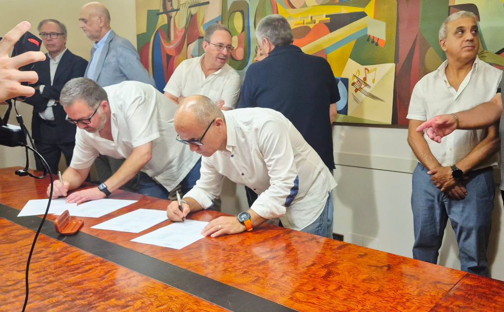 Representants de la UGT, de l'empresa i de l'Ajuntament durant la signatura del nou conveni d'Autobusos de Lleida. / UGT Lleida